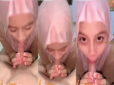 bokep Hijab Cantik sepong kontol sepupu poster