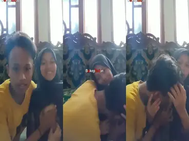 Bokep Indo pasangan ABG Hijab Mesum di Ruang Tamu poster