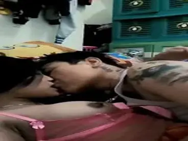 Cewek Cantik Pasrah Ciuman Lesbi Di Kasur poster