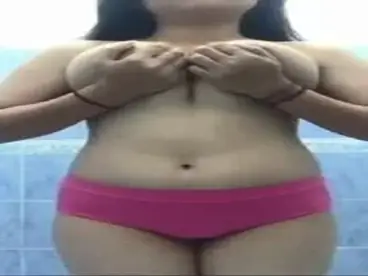 Gadis Cantik Berbusana Pink Yang Menggemaskan poster