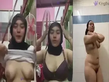 Ukhti Ainul Hijab Saat Bersantai Di Kamar poster